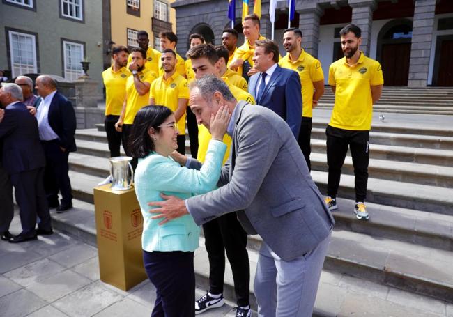 Gesto cariñoso de Darias con el entrenador del Guaguas.