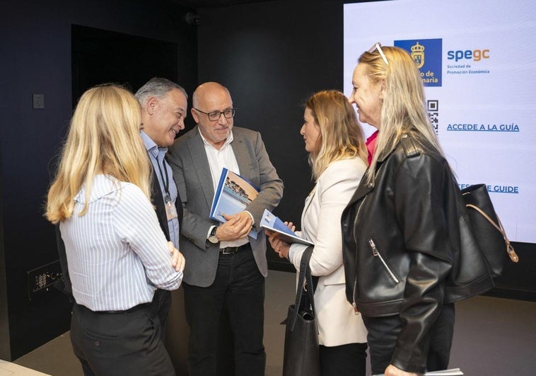 El presidente del Cabildo de Gran Canaria y el director de la Spegc hablando con el cuerpo consular.