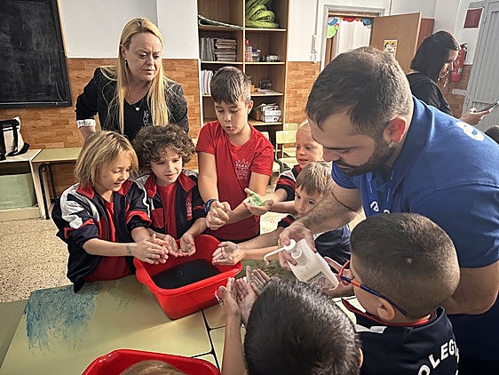 Los niños aprenden cómo lavarse las manos correctamente en este Aula Salud Colegios del Hospital Universitario Vithas Las Palmas.