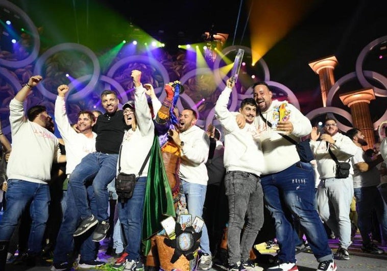 Los Legañosos celebrando su victoria en el concurso de murgas del carnaval de Las Palmas de Gran Canaria 2025