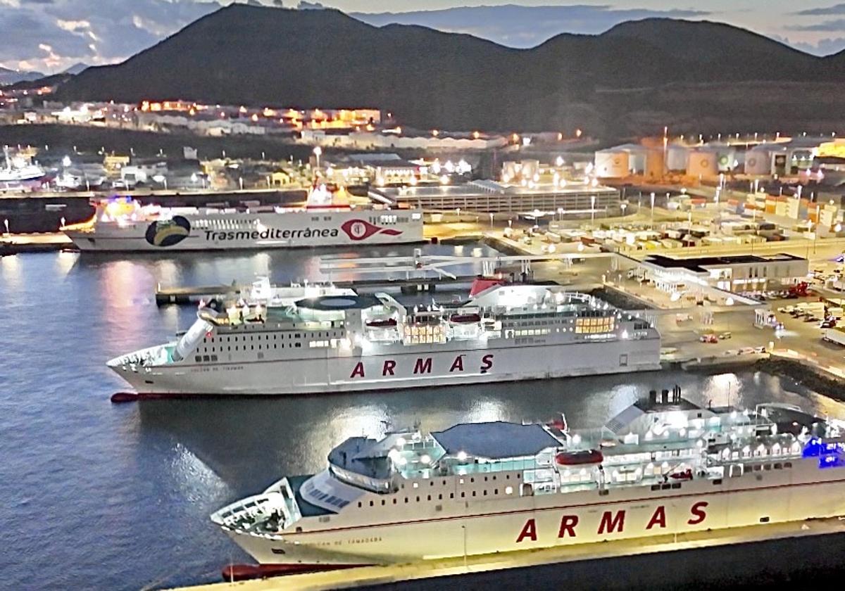 Tres buques de Armas-Trasmediterránea atracados en el puerto de Las Palmas, en La Esfinge..