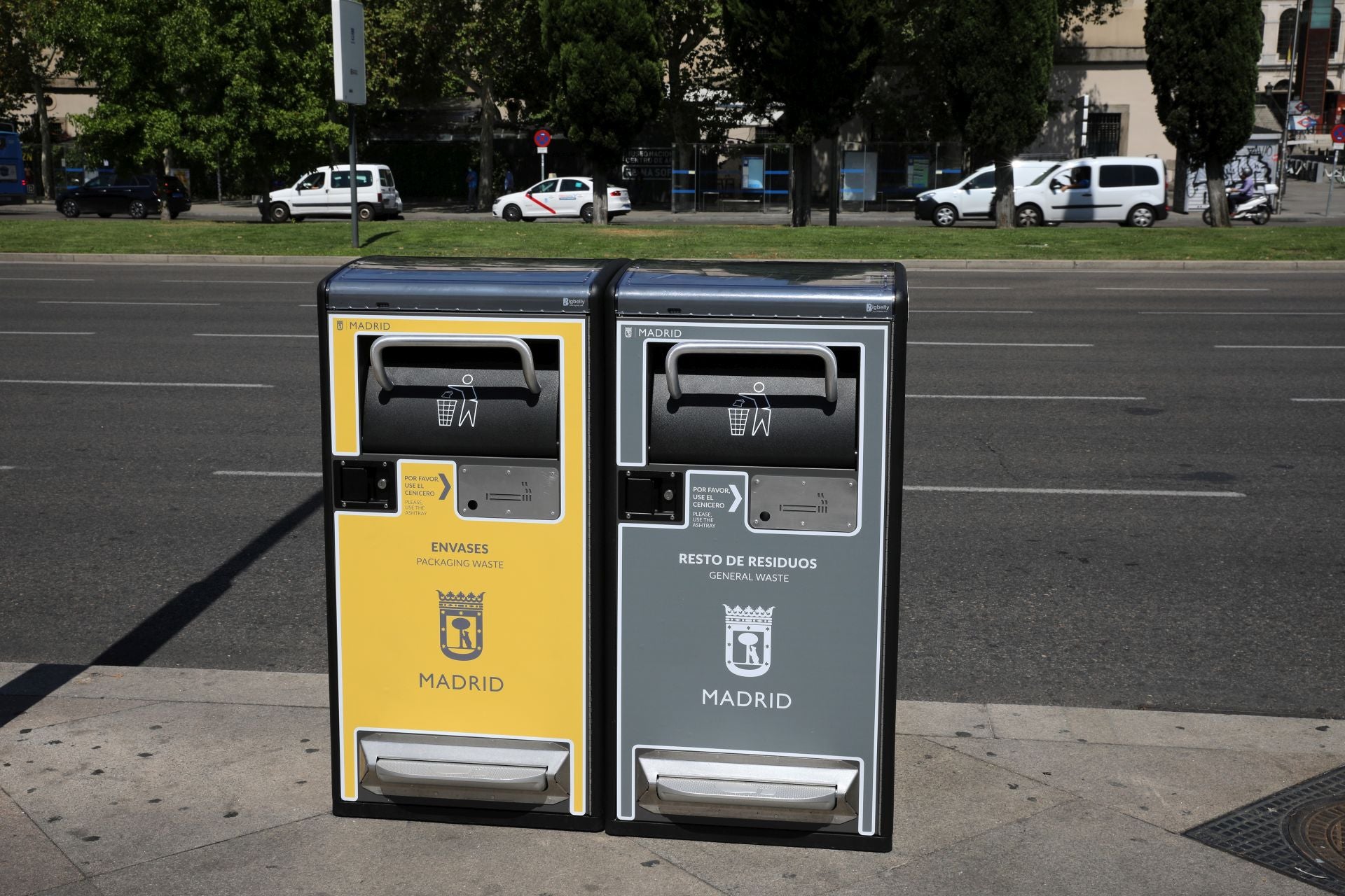 Modelos de papeleras inteligentes instaladas en Madrid.