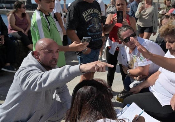 Rudy Ruymán (abajo, a la izquierda) muestra su descontento con la crisis migratoria, junto a otras personas, El Hierro.
