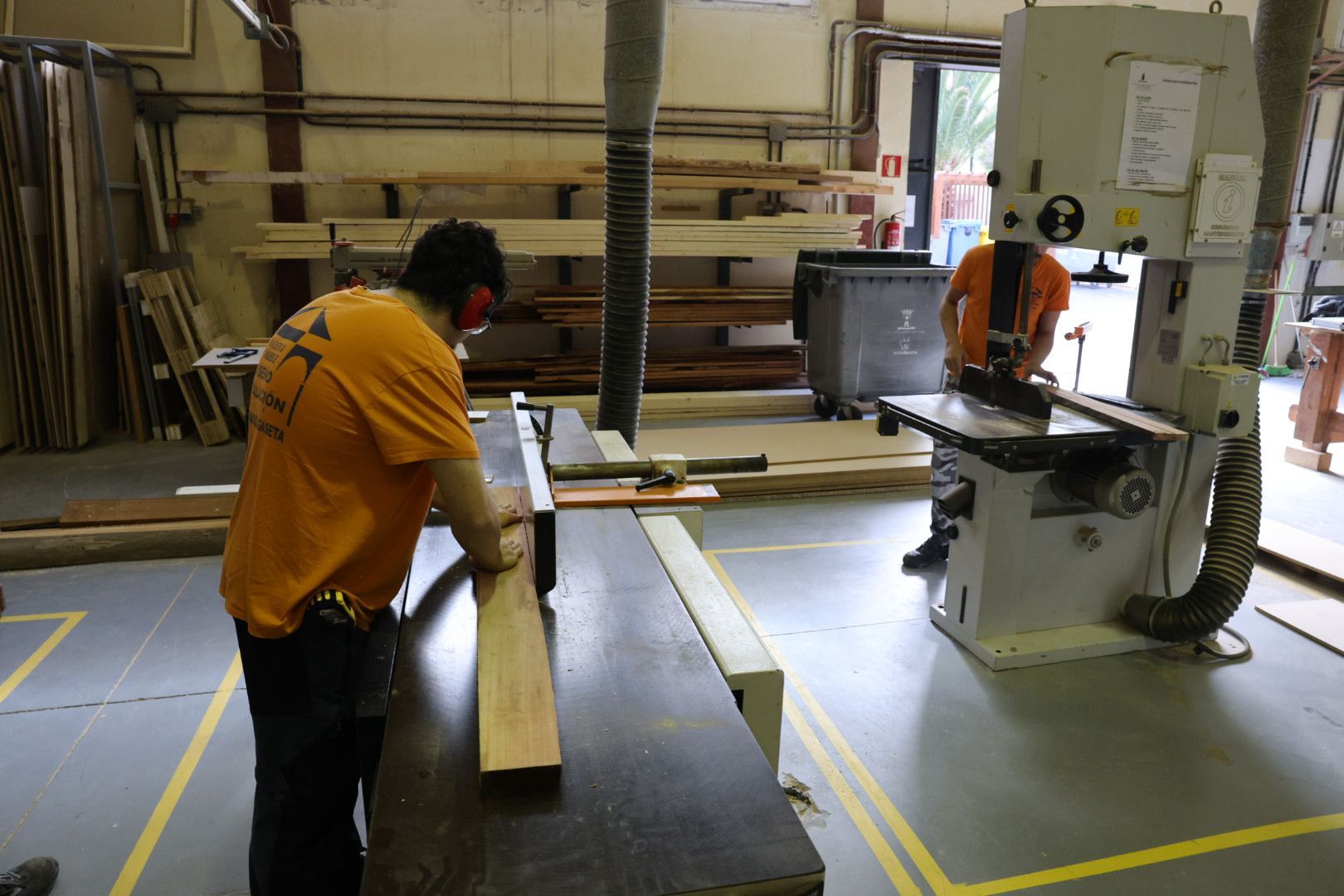 Así trabajan los alumnos del IES Fernando Sagaseta con madera de eucalipto rojo