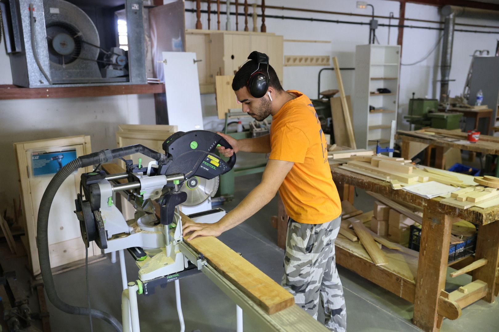 Así trabajan los alumnos del IES Fernando Sagaseta con madera de eucalipto rojo