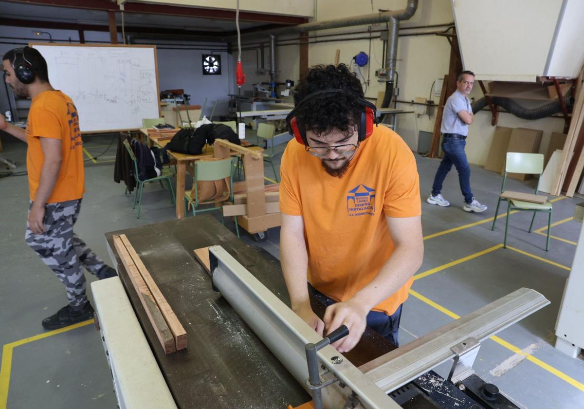 Así trabajan los alumnos del IES Fernando Sagaseta con madera de eucalipto rojo