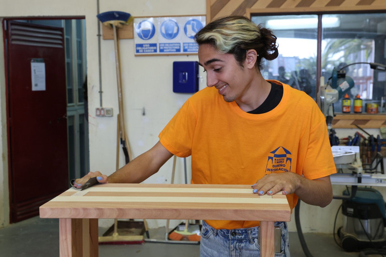 Así trabajan los alumnos del IES Fernando Sagaseta con madera de eucalipto rojo