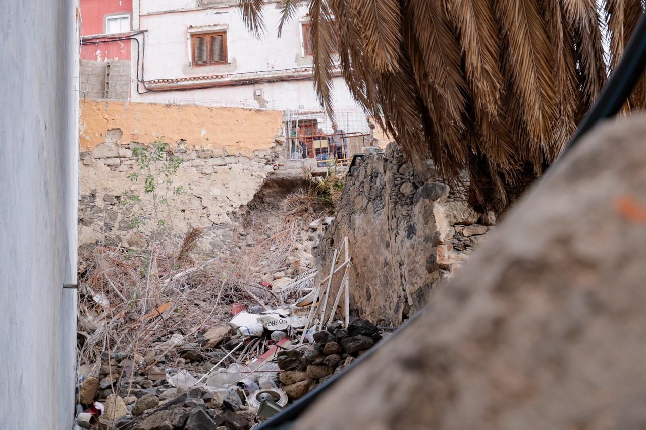 Vecinos de San Nicolás reclaman el arreglo de un muro en la calle Gaviota