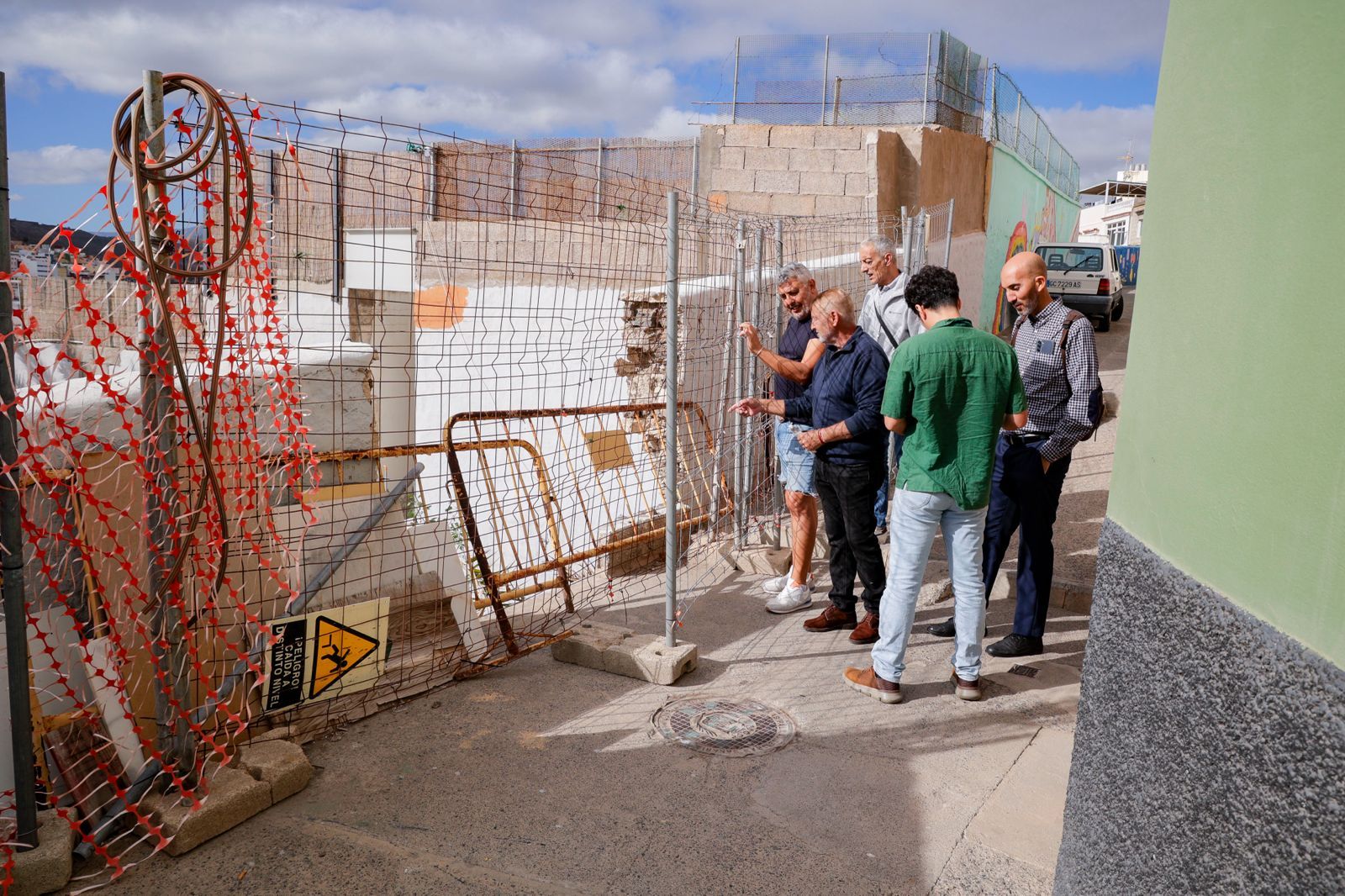 Vecinos de San Nicolás reclaman el arreglo de un muro en la calle Gaviota