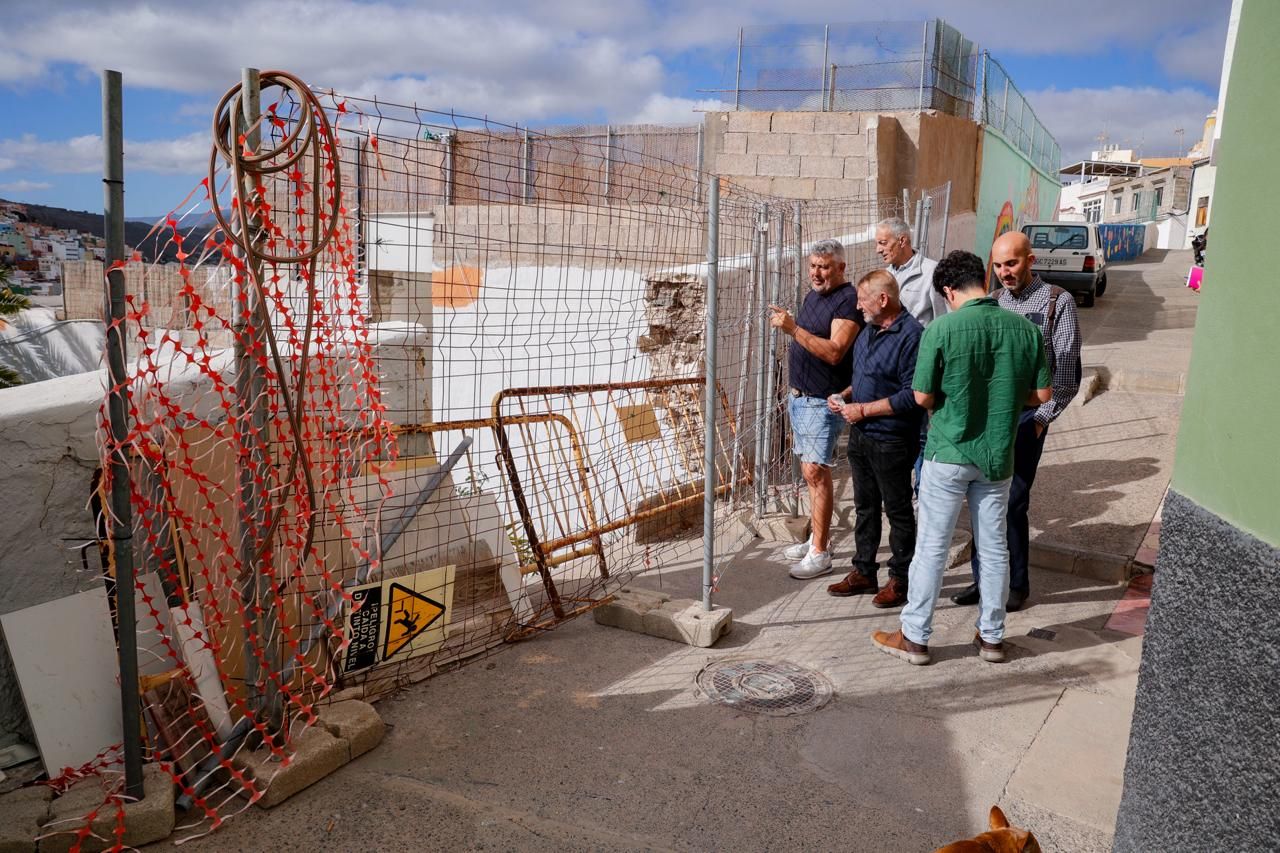 Vecinos de San Nicolás reclaman el arreglo de un muro en la calle Gaviota