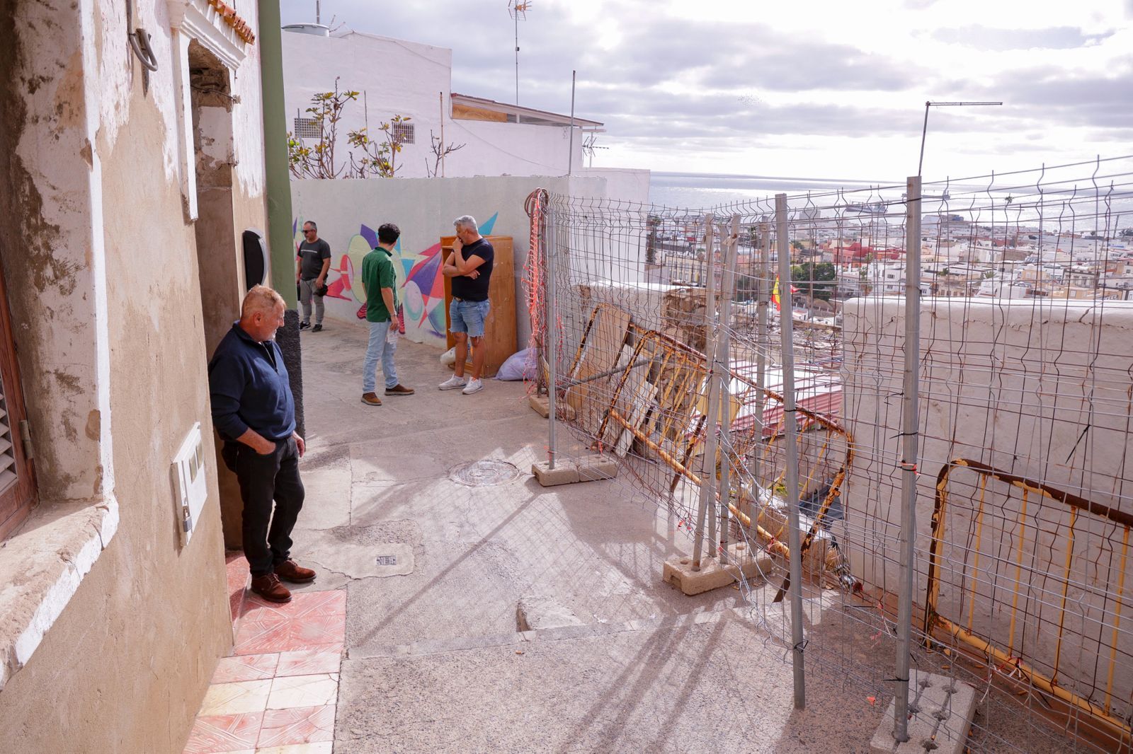 Vecinos de San Nicolás reclaman el arreglo de un muro en la calle Gaviota