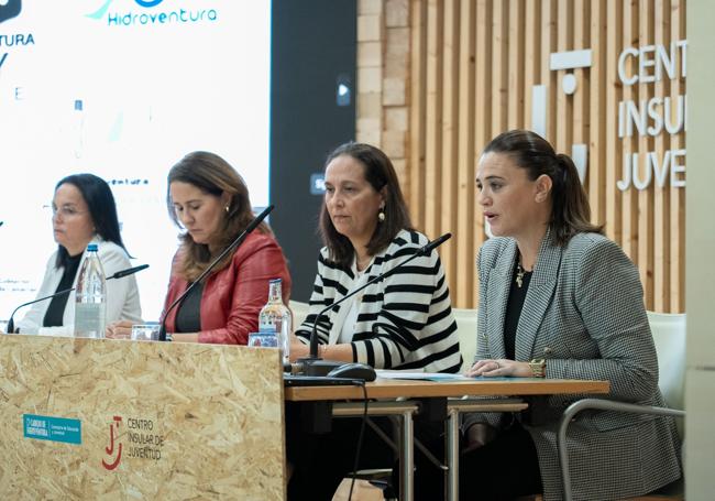 Mesa del acto de clausura, presidido por la primera mandataria majorera Lola García.