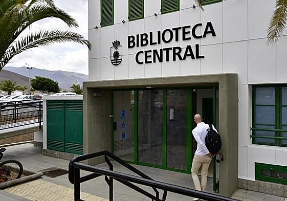Imagen de archivo de la biblioteca central. A la izquierda se ven los aparcamientos, cuya parcela pasa a ser de titularidad municipal.