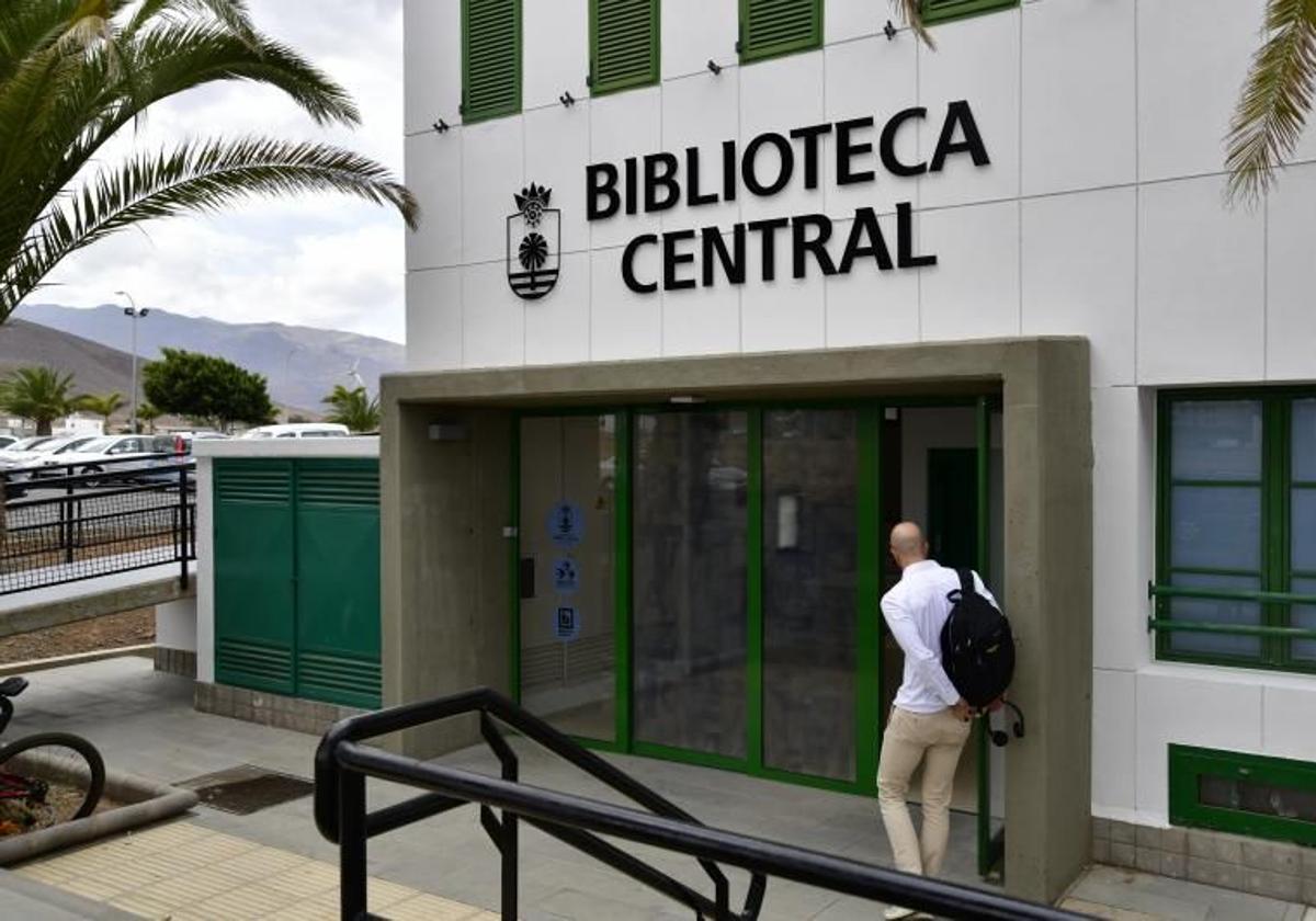 Imagen de archivo de la biblioteca central. A la izquierda se ven los aparcamientos, cuya parcela pasa a ser de titularidad municipal.