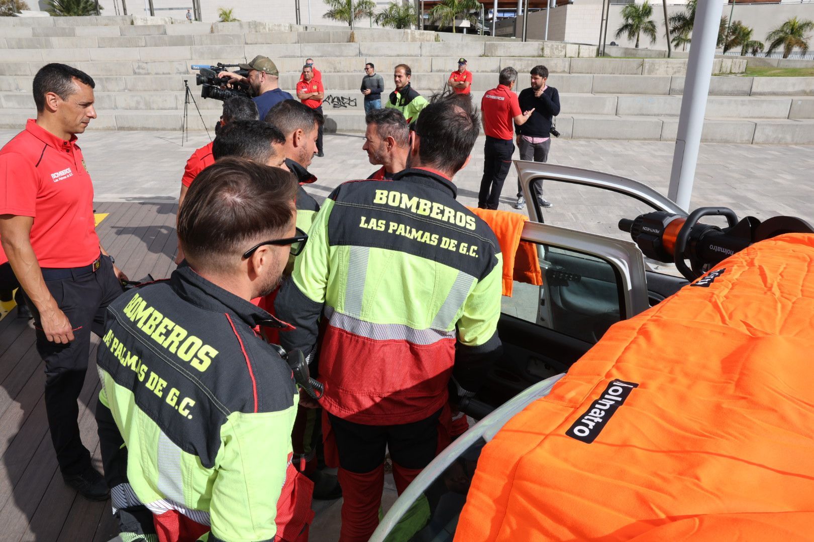 Los bomberos de la capital grancanaria muestran sus nuevos equipos