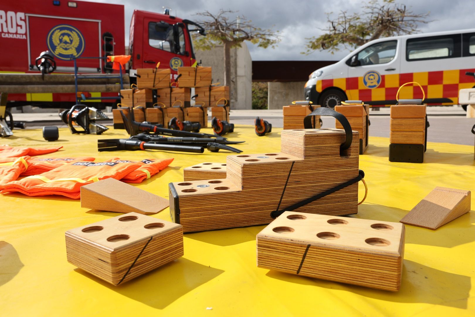 Los bomberos de la capital grancanaria muestran sus nuevos equipos