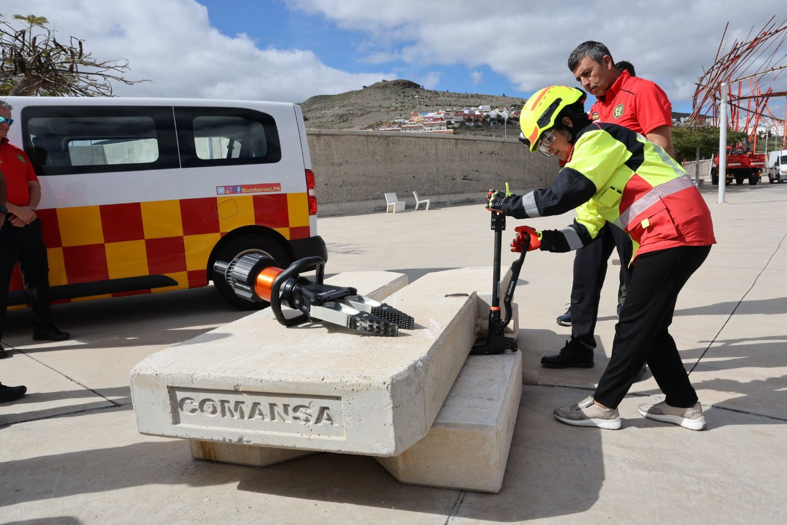 Los bomberos de la capital grancanaria muestran sus nuevos equipos