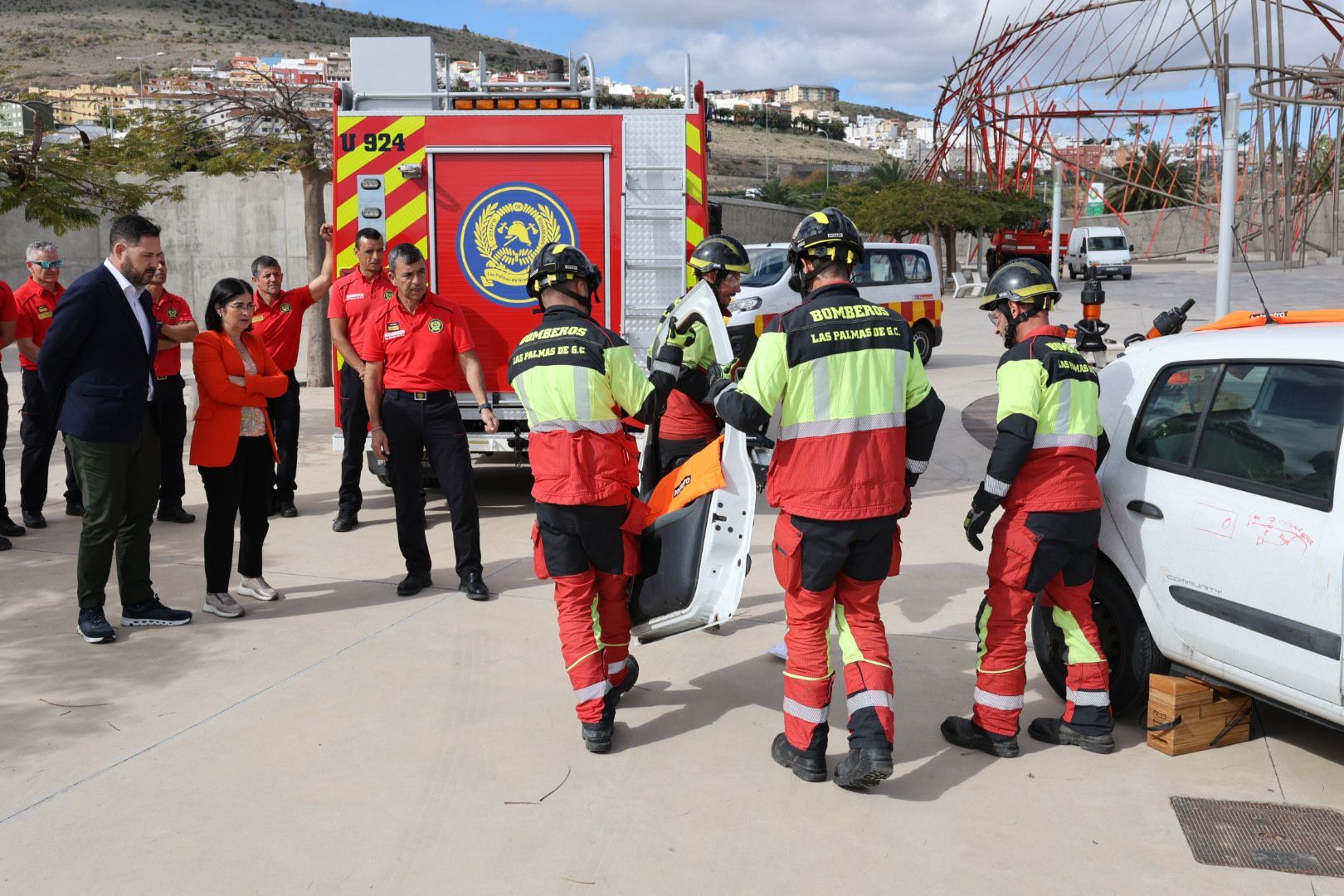 Los bomberos de la capital grancanaria muestran sus nuevos equipos