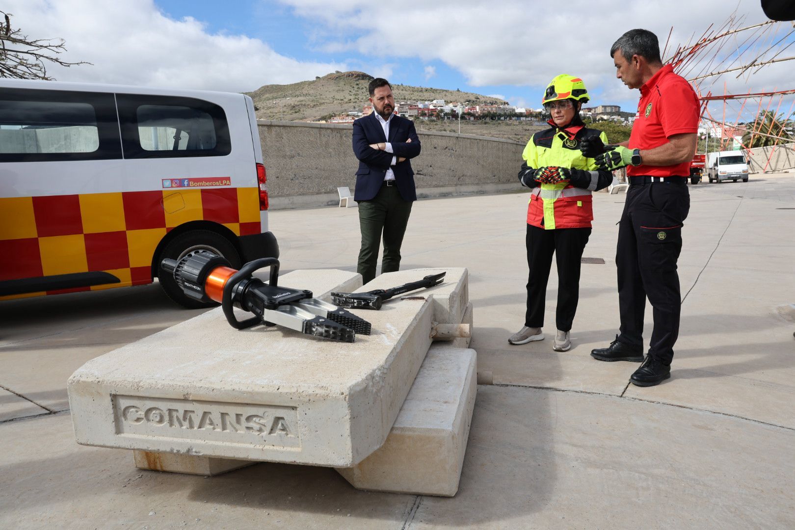 Los bomberos de la capital grancanaria muestran sus nuevos equipos