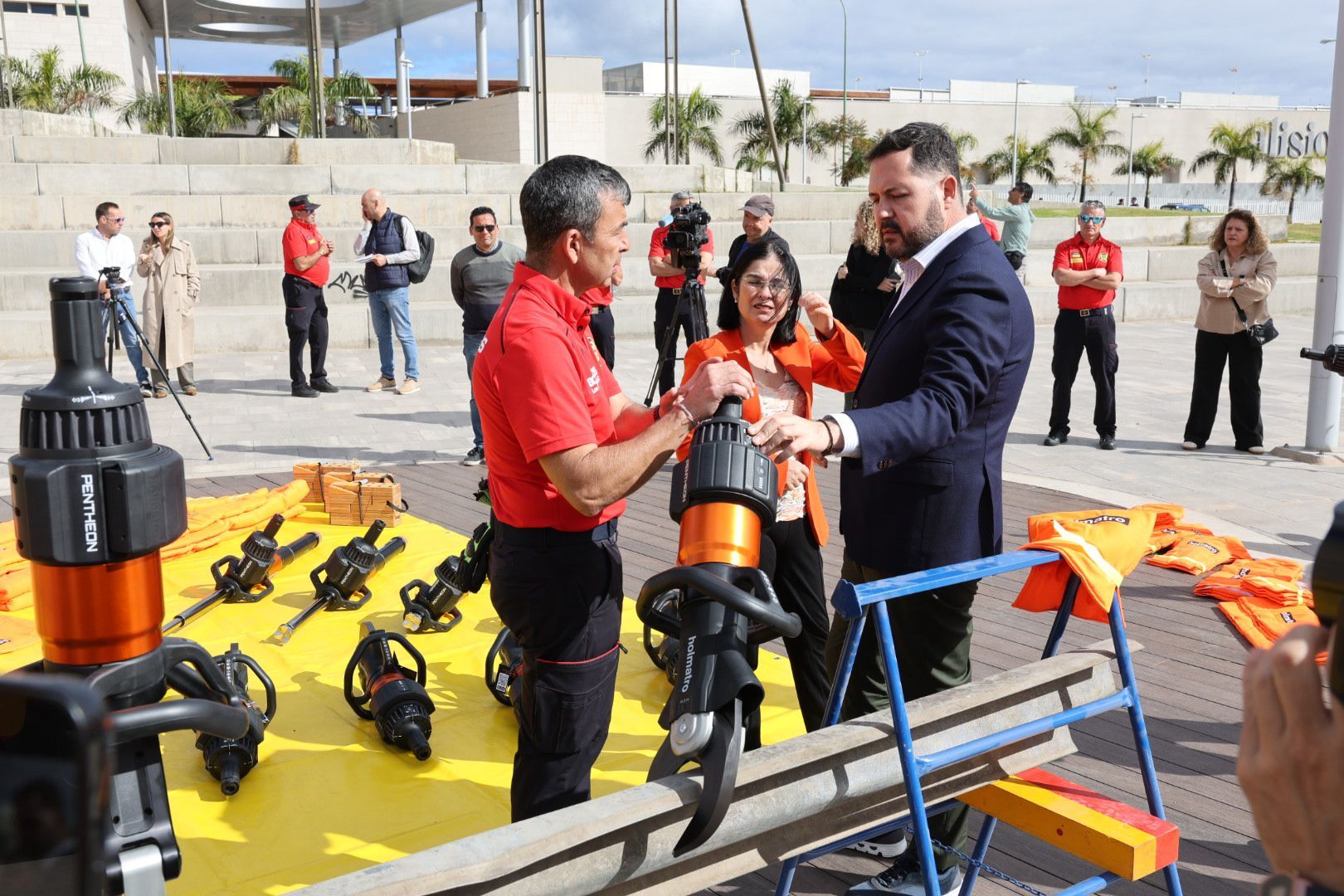 Los bomberos de la capital grancanaria muestran sus nuevos equipos