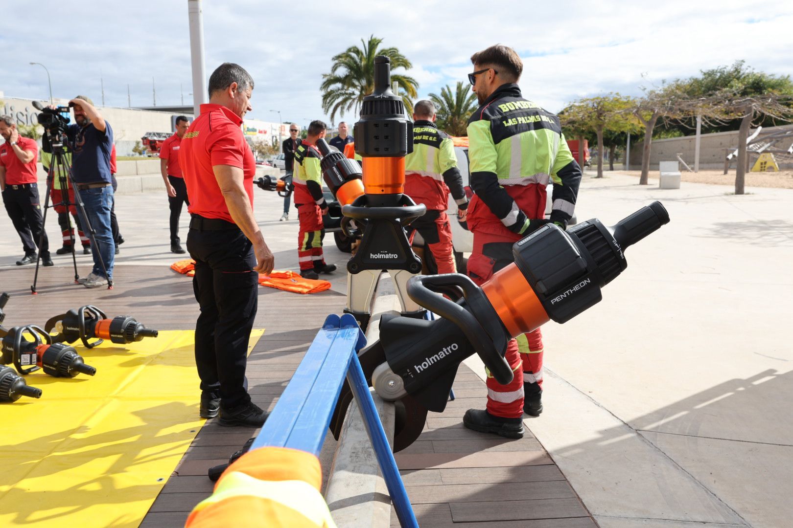 Los bomberos de la capital grancanaria muestran sus nuevos equipos