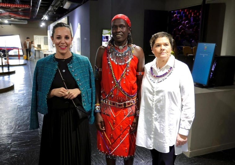 Jessica de León, consejera de turismo y empleo del Gobierno de Canarias; William Kikanae, líder de la tribu masái y director de la ONG ADCAM; Rosa Escandell, presidenta y fundadora en Adcam.