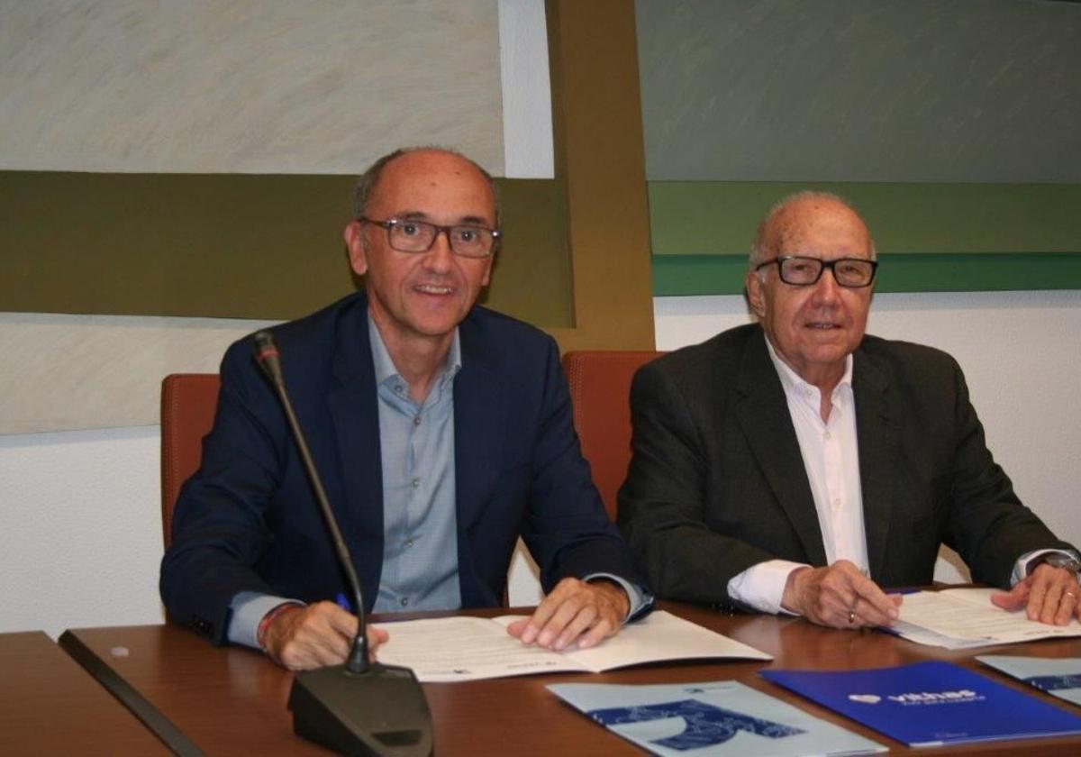 Instante de la firma del acuerdo entre el director gerente de Vithas Canarias, Gilberto Vega; y el decano de Cogitilpa, José Antonio Marrero.