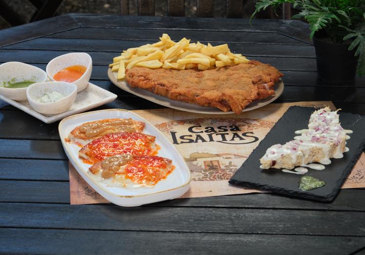 El cachopo, la ensaladilla de sancocho en forma e isla y el queso asado; abajo, la terraza interior.