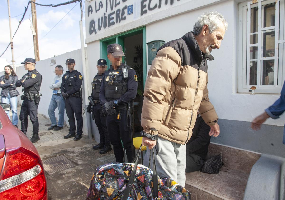 Fernando Herrera Guillén portando enseres del hogar del que ha sido desalojado.