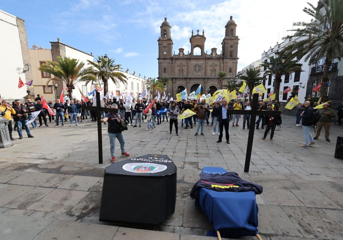 Protesta policial: Concentración ante el Ayuntamiento de la capital grancanaria por el conflicto de las horas extras