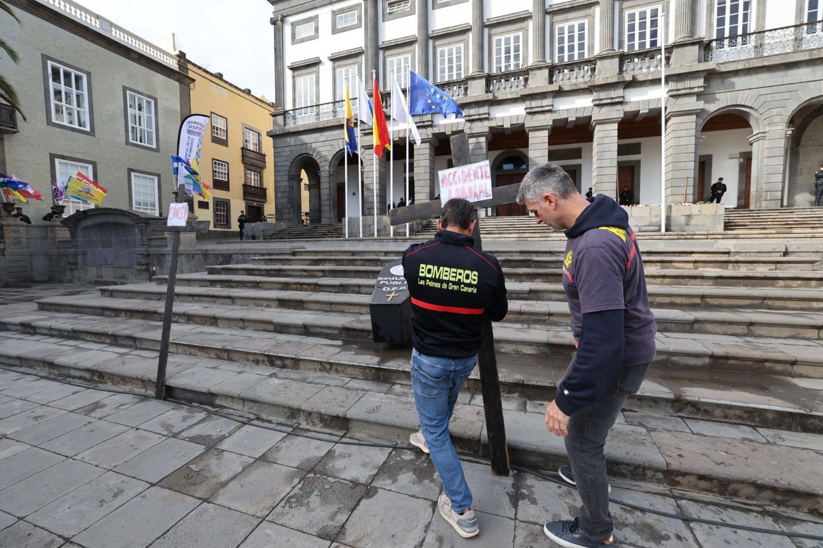 Protesta policial: Concentración ante el Ayuntamiento de la capital grancanaria por el conflicto de las horas extras