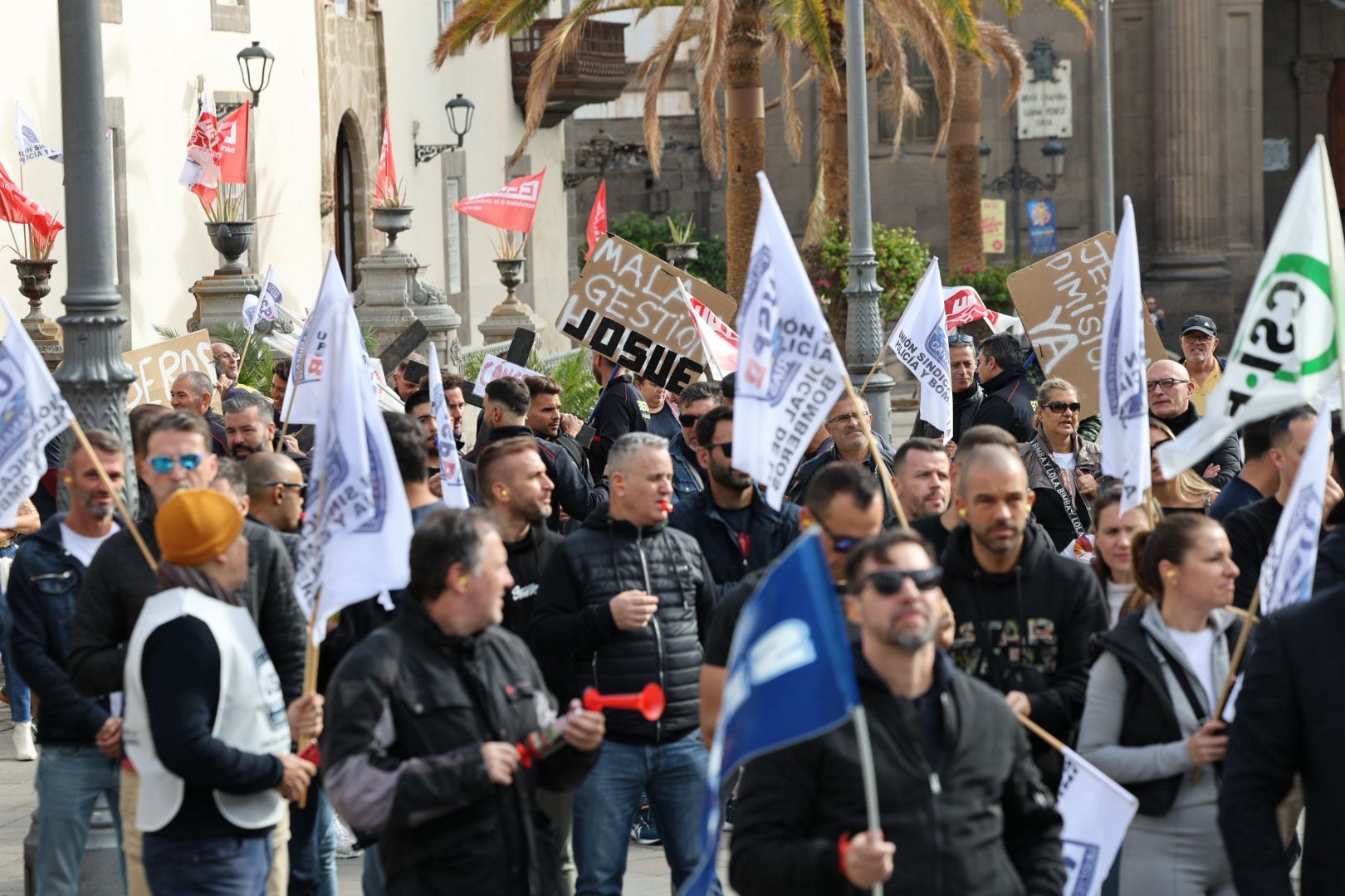 Protesta policial: Concentración ante el Ayuntamiento de la capital grancanaria por el conflicto de las horas extras