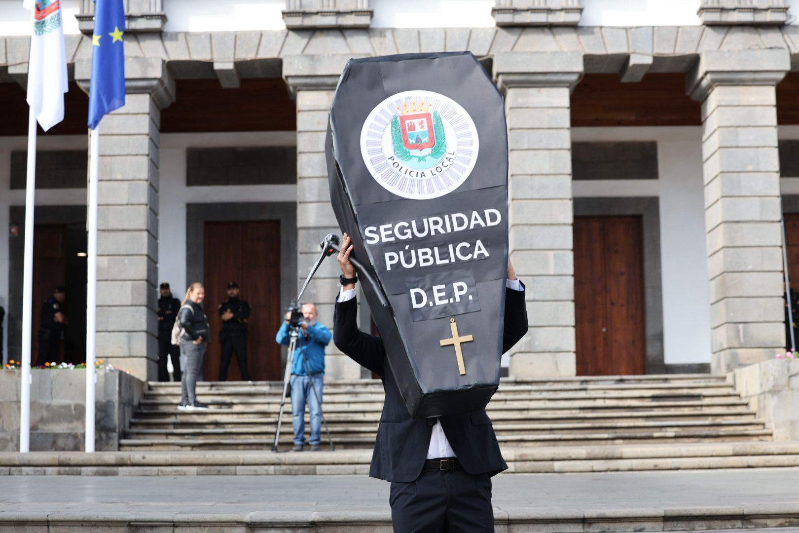 Protesta policial: Concentración ante el Ayuntamiento de la capital grancanaria por el conflicto de las horas extras