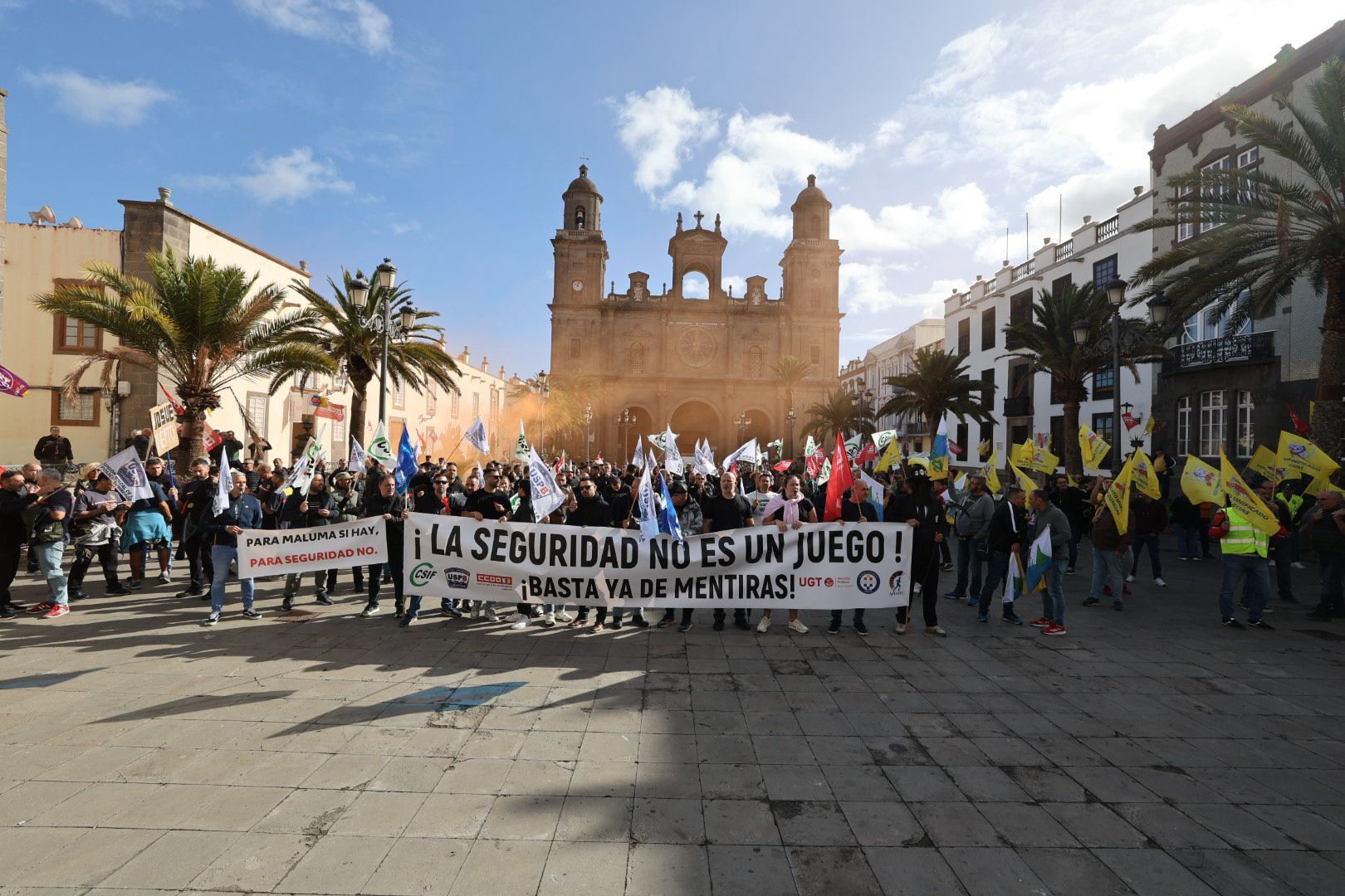 Protesta policial: Concentración ante el Ayuntamiento de la capital grancanaria por el conflicto de las horas extras