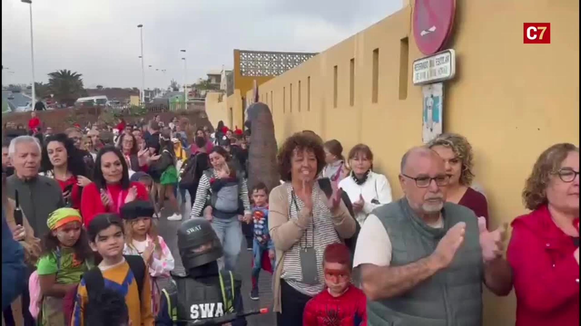 Alumnos y padres del CEIP La Garita rinden un sentido homenaje a Paco el conserje