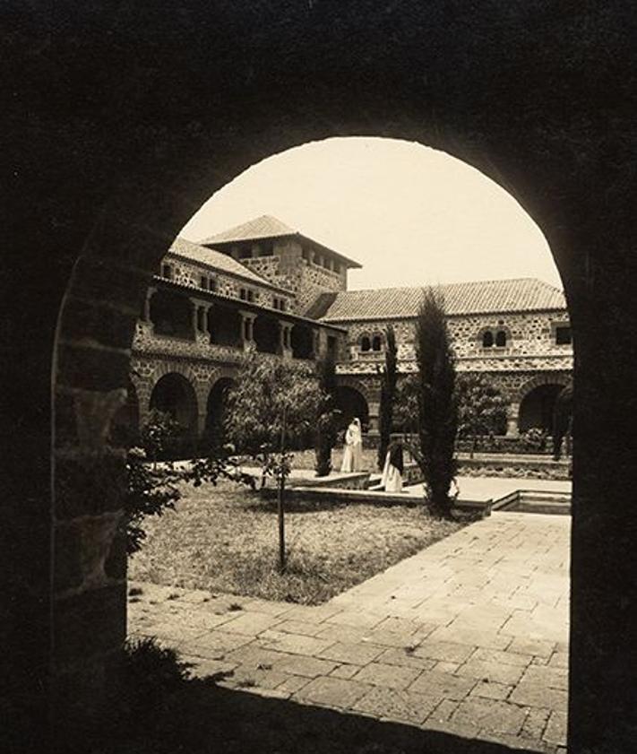 Imagen secundaria 2 - Dos imágenes que atesora la FEDAC de los primeros años del convento y vistas actuales desde la zona llamada La Montañeta.