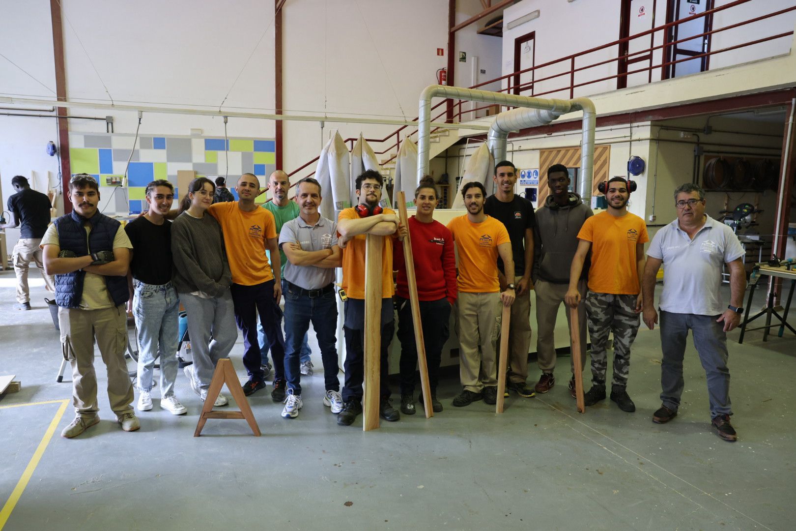 Alumnos y profesorado del IES Fernando Sagaseta de Jinámar están descubriendo las enormes posibilidades que ofrece la madera de eucalipto rojo.