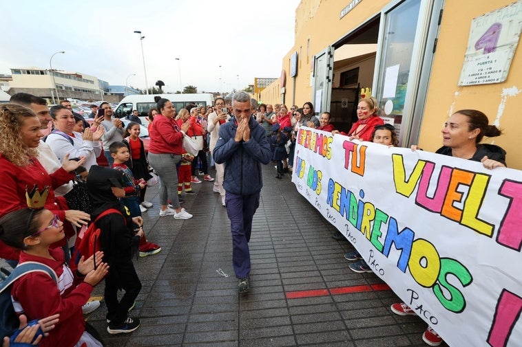 Un emocionado Paco cruza el pasillo de alumnos, madres y padres del CEIP La Garita.