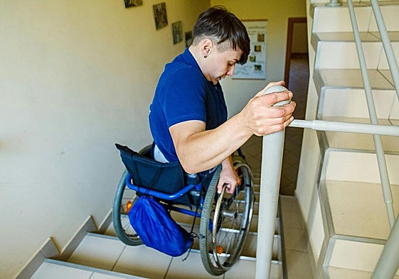 Las barreras arquitectónicas de los edificios causan que muchos discapacitados queden encerrados en sus casas.