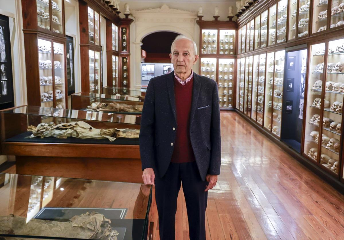 Diego López, presidente de El Museo Canario, en mitad de la sala René Verneau.