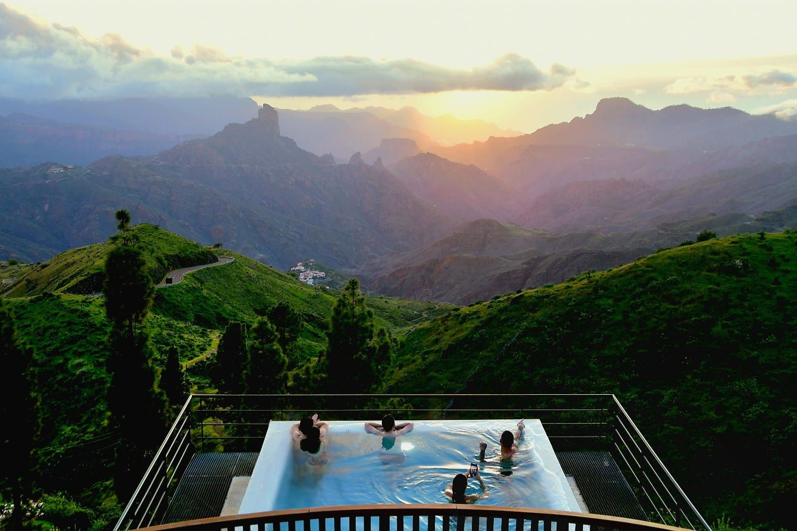 La cumbre de Gran Canaria presenta una fría postal verde