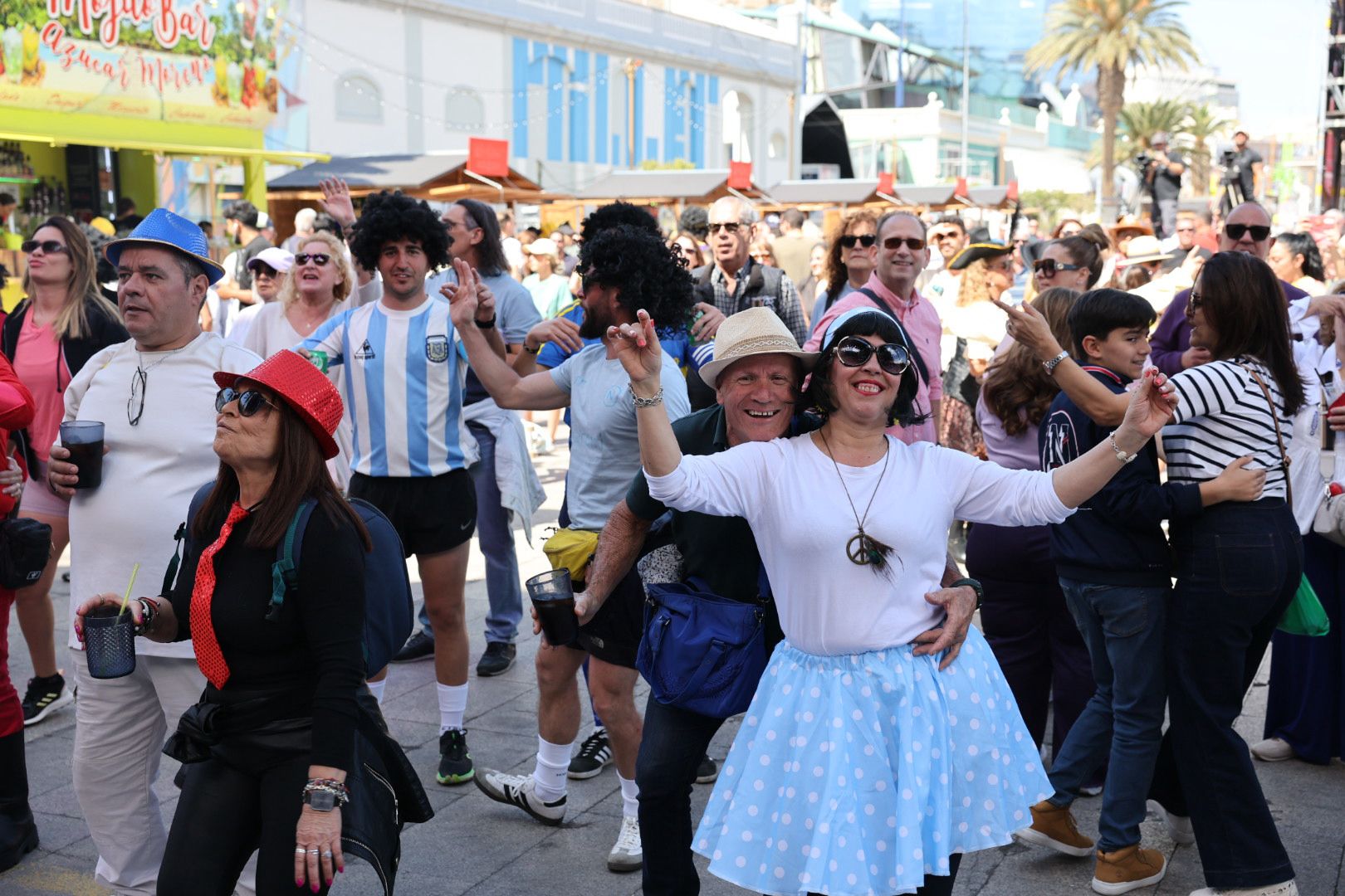 Las mascaritas bailan en el primer carnaval de día de Las Palmas de Gran Canaria