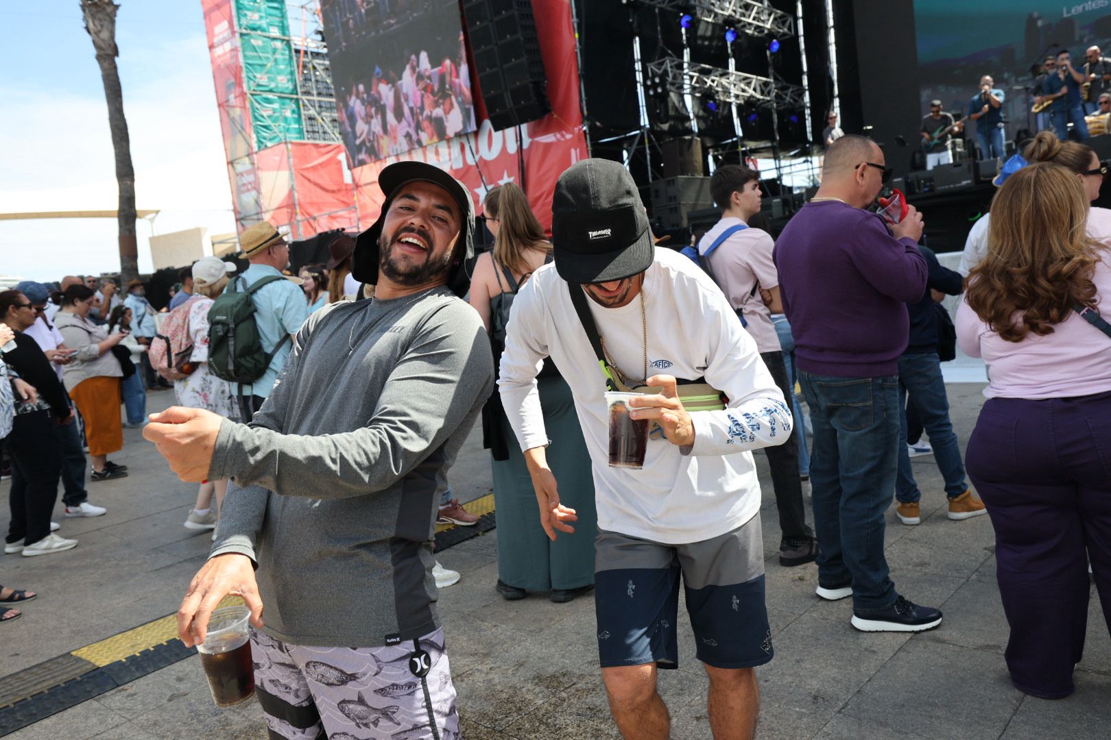 Las mascaritas bailan en el primer carnaval de día de Las Palmas de Gran Canaria