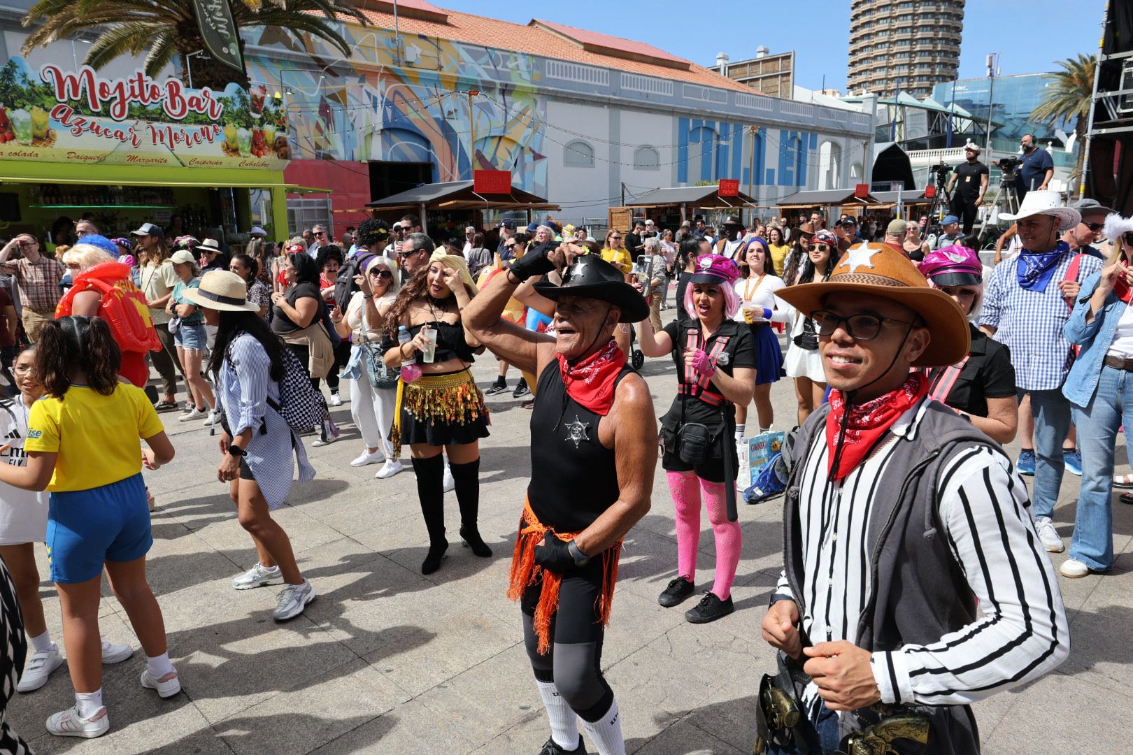 Las mascaritas bailan en el primer carnaval de día de Las Palmas de Gran Canaria