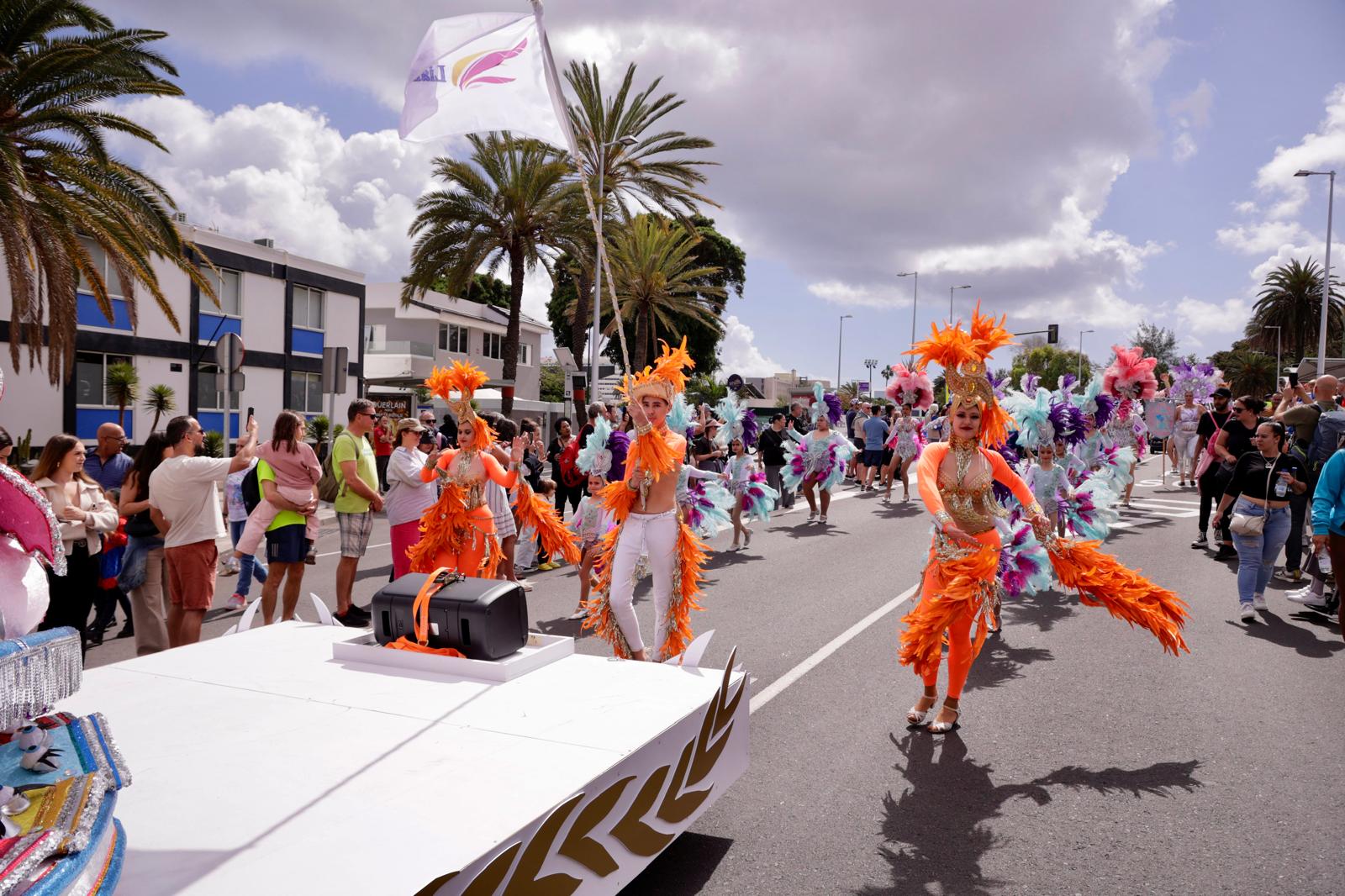 Color y fantasía en el desfile inaugural del carnaval de Las Palmas de Gran Canaria