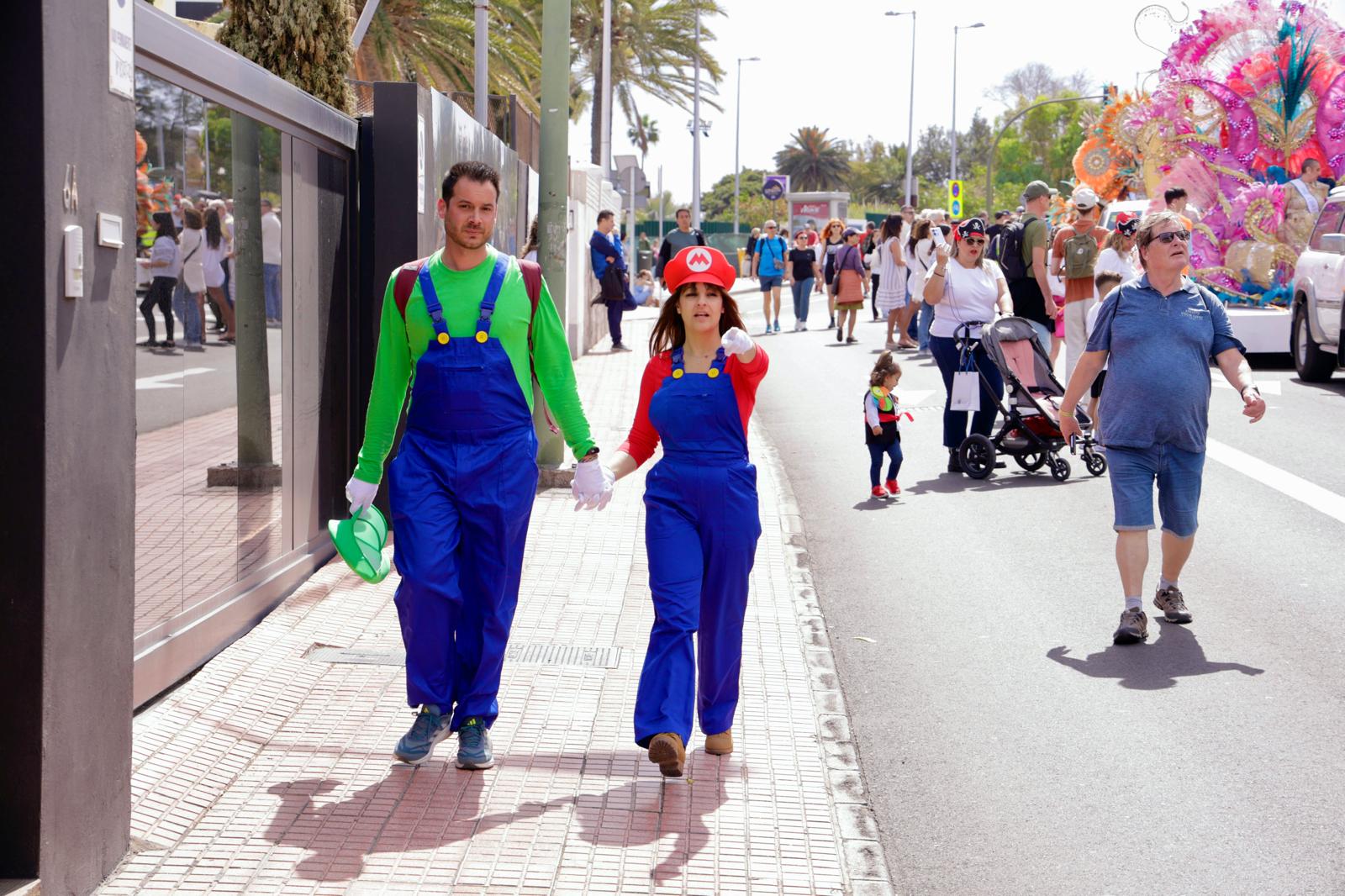 Color y fantasía en el desfile inaugural del carnaval de Las Palmas de Gran Canaria