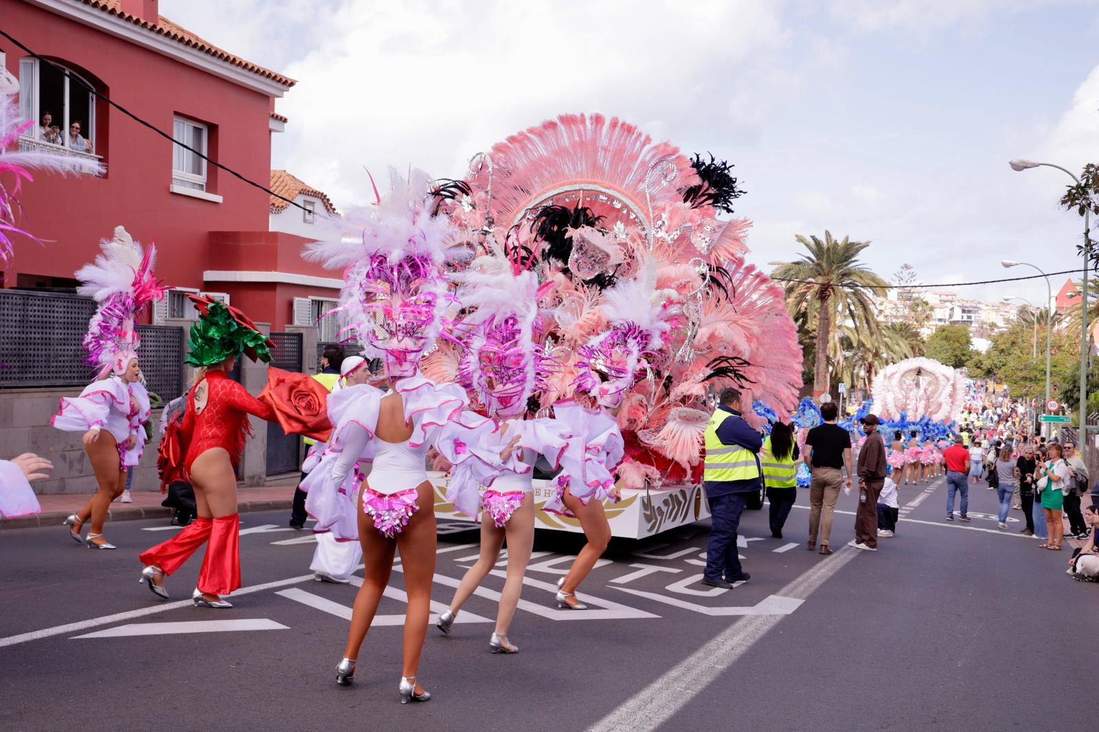 Color y fantasía en el desfile inaugural del carnaval de Las Palmas de Gran Canaria