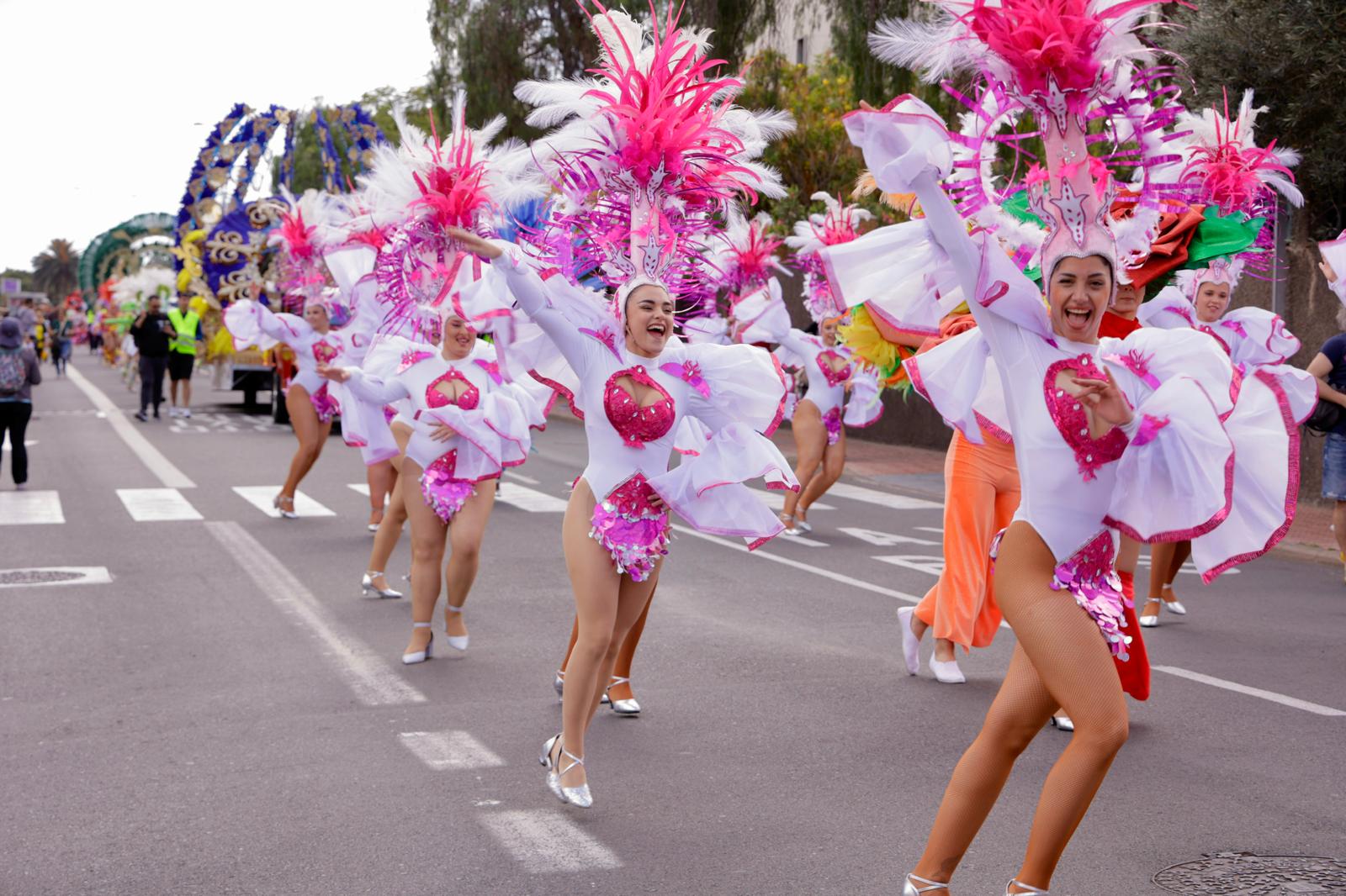 Color y fantasía en el desfile inaugural del carnaval de Las Palmas de Gran Canaria