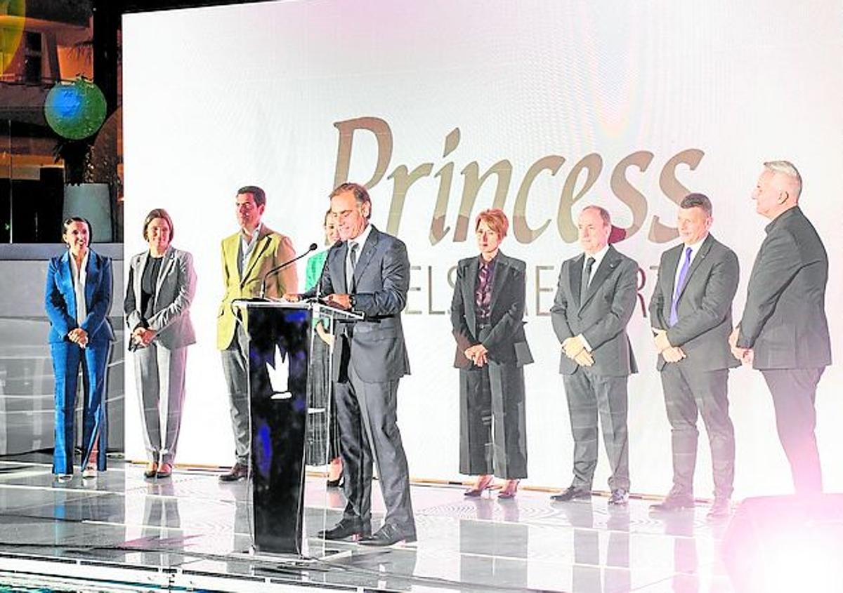 Imagen secundaria 1 - De izquierda a derecha: Pablo Llinares, gerente de Turismo de Gran Canaria; D. Daniel Salat, director general de Princess Hotels & Resorts en Canarias; la consejera de Turismo y Empleo del Gobierno de Canarias, Jéssica de León; el Consejero Delegado de Princess Hotels & Resorts, Robert Cabrera; la alcaldesa de Mogán, Onalia Bueno; el director del Hotel Princess Taurito, David Campos y Hind Oumghar, directora de protocolo (arriba); Robert Cabrera comparte su visión y entusiasmo durante su discurso en la inauguración del renovado Hotel Princess Taurito (izquierda); El gran final iluminó el cielo de Taurito (derecha). 