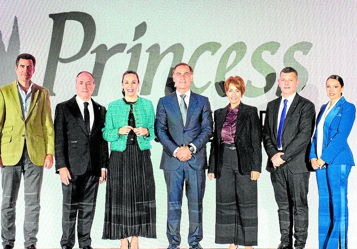 Imagen principal - De izquierda a derecha: Pablo Llinares, gerente de Turismo de Gran Canaria; D. Daniel Salat, director general de Princess Hotels & Resorts en Canarias; la consejera de Turismo y Empleo del Gobierno de Canarias, Jéssica de León; el Consejero Delegado de Princess Hotels & Resorts, Robert Cabrera; la alcaldesa de Mogán, Onalia Bueno; el director del Hotel Princess Taurito, David Campos y Hind Oumghar, directora de protocolo (arriba); Robert Cabrera comparte su visión y entusiasmo durante su discurso en la inauguración del renovado Hotel Princess Taurito (izquierda); El gran final iluminó el cielo de Taurito (derecha). 